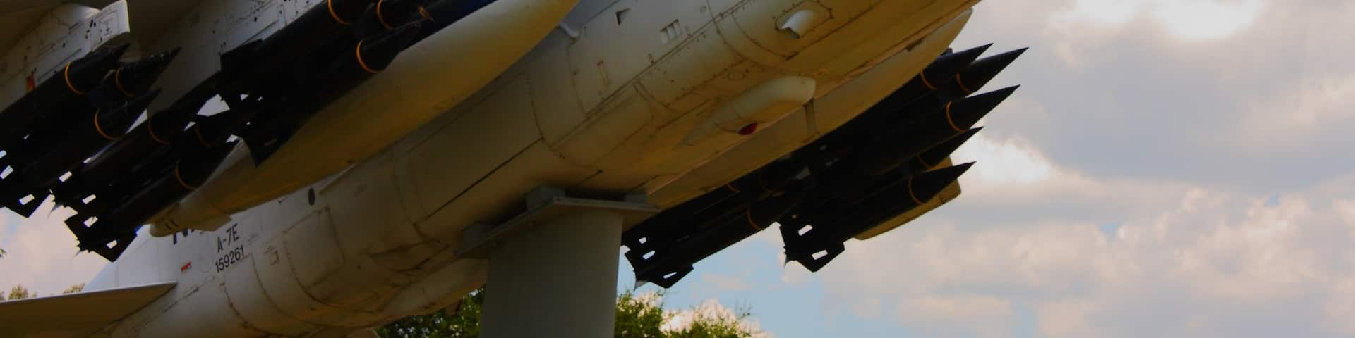 Tuscaloosa mostrando un monumento y aeronave
