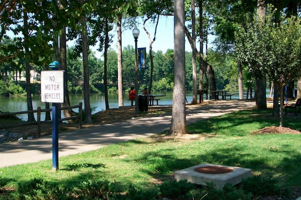 Tuscaloosa qui includes rivière ou ruisseau et jardin