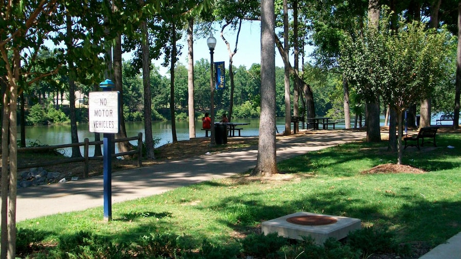 Tuscaloosa que incluye un jardín y un río o arroyo