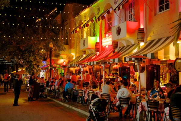 Espanola Way & Washington Avenue qui includes scĂšnes de rue, scĂšnes de nuit et dĂźner en ville