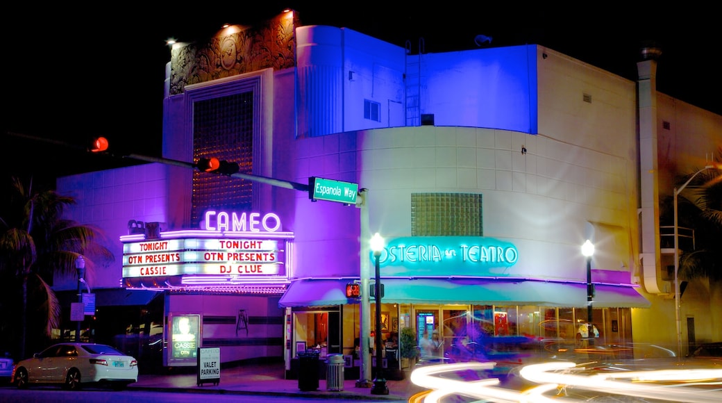 Espanola Way and Washington Avenue mostrando segnaletica, teatro e paesaggio notturno