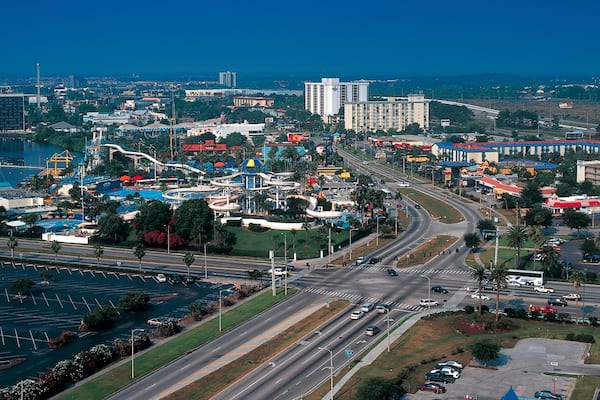 Orlando Premium Outlets International Drive welches beinhaltet Straßenszenen, Stadt und Fahrten