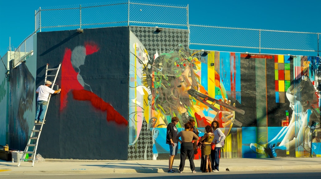 Wynwood Art District das einen Outdoor-Kunst sowie kleine Menschengruppe