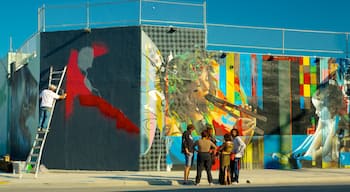 Wynwood Art District joka esittää ulkotaide sekä pieni ryhmä ihmisiä