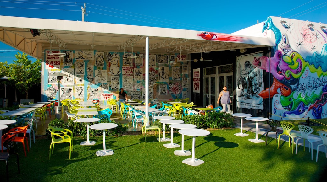 Wynwood Art District mit einem Outdoor-Kunst und Café-Szenerien