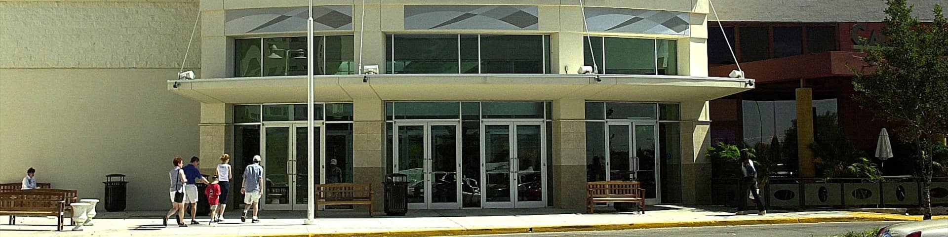 Centro comercial Florida Mall mostrando señalización y compras