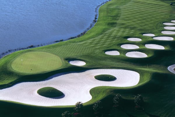 Falcon\'s Fire Golf Club montrant lac ou étang et golf