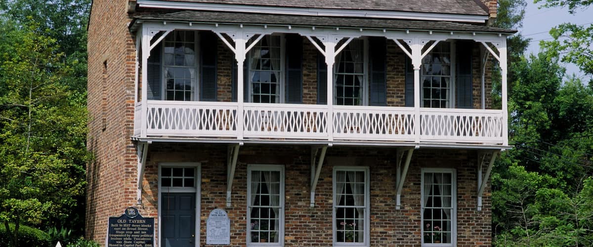 Alabama central ofreciendo una pequeña ciudad o pueblo, una casa y elementos del patrimonio