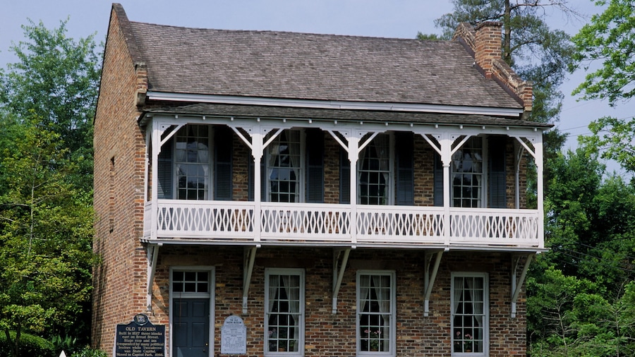 Alabama central ofreciendo una pequeña ciudad o pueblo, una casa y elementos del patrimonio