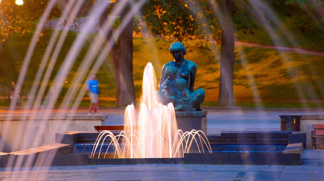 Oslo showing outdoor art, a park and a fountain