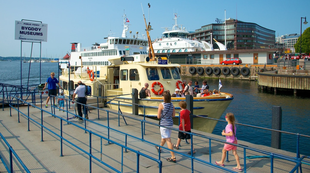 Oslo das einen Bootfahren und Marina sowie kleine Menschengruppe