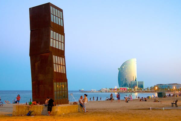 Playa de La Barceloneta mostrando una playa de arena, arquitectura moderna y arte al aire libre