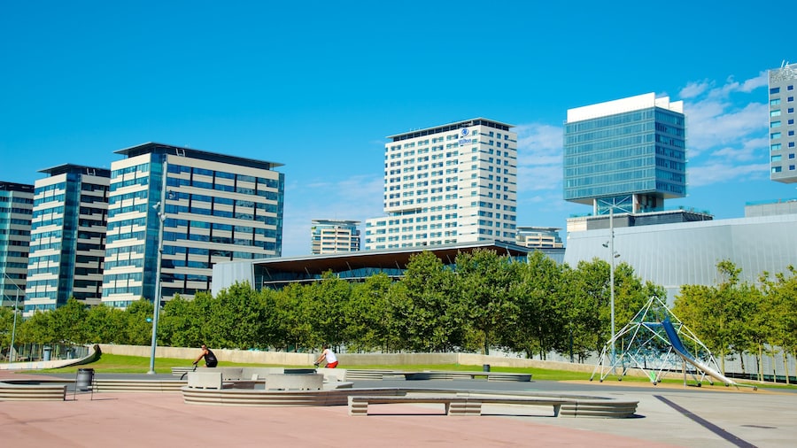 Barcelona som omfatter skyline, en plads eller et torv og en by