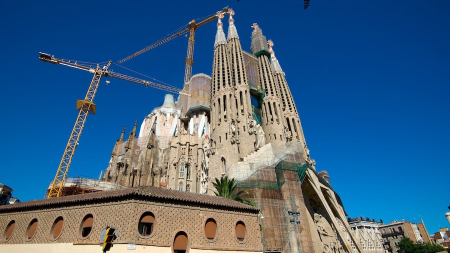 La Sagrada Família que inclui aspectos religiosos, arquitetura de patrimônio e uma igreja ou catedral