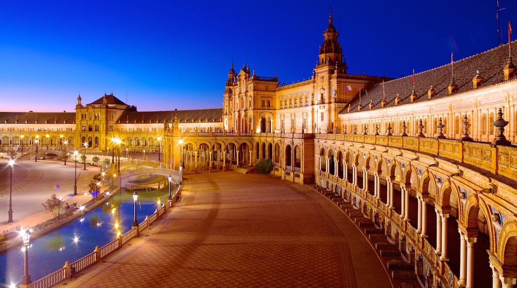 Plaza de España qui includes architecture patrimoniale, une ville et une place publique