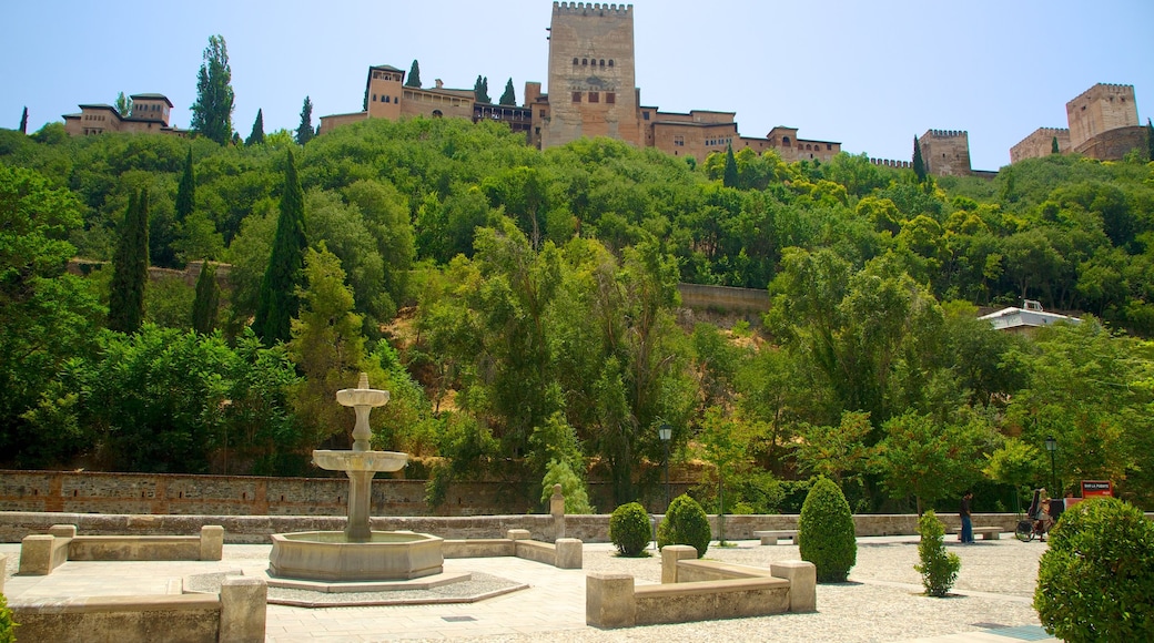 Andalusien som omfatter et springvand, en plads eller et torv og slot eller palads