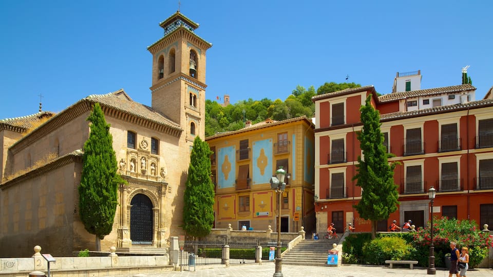 Plaza Nueva mostrando arquitectura patrimonial, una iglesia o catedral y una plaza