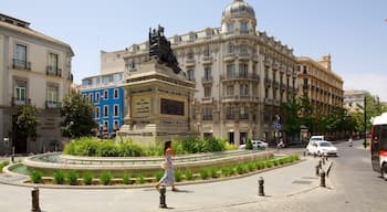 Andalucien som visar historisk arkitektur, gatuliv och ett monument