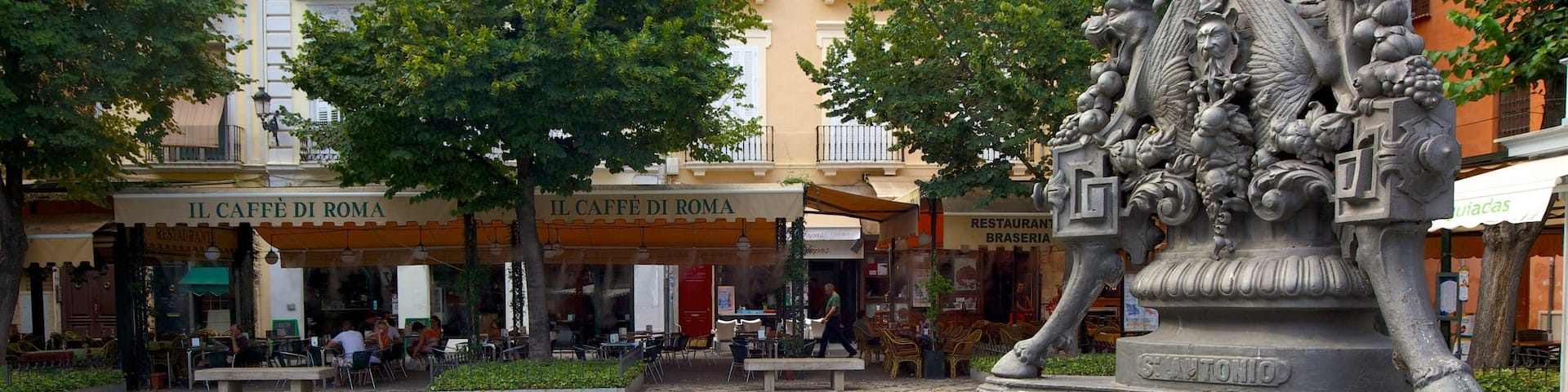 Plaza Bib-Rambla das einen Café-Lifestyle, Straßenszenen und Statue oder Skulptur