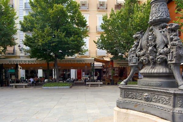 Plaza Bib-Rambla das einen Café-Lifestyle, Straßenszenen und Statue oder Skulptur