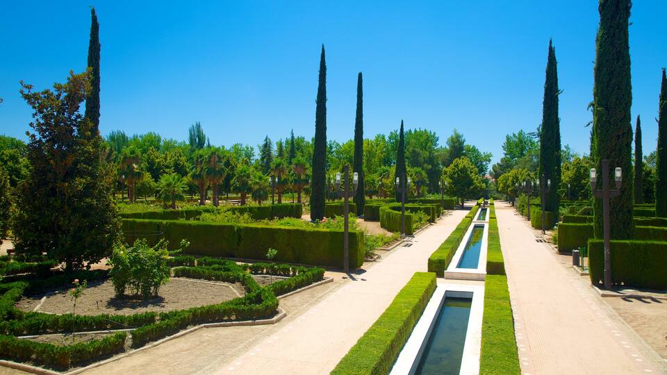 Parque García Lorca que incluye un jardín y un estanque