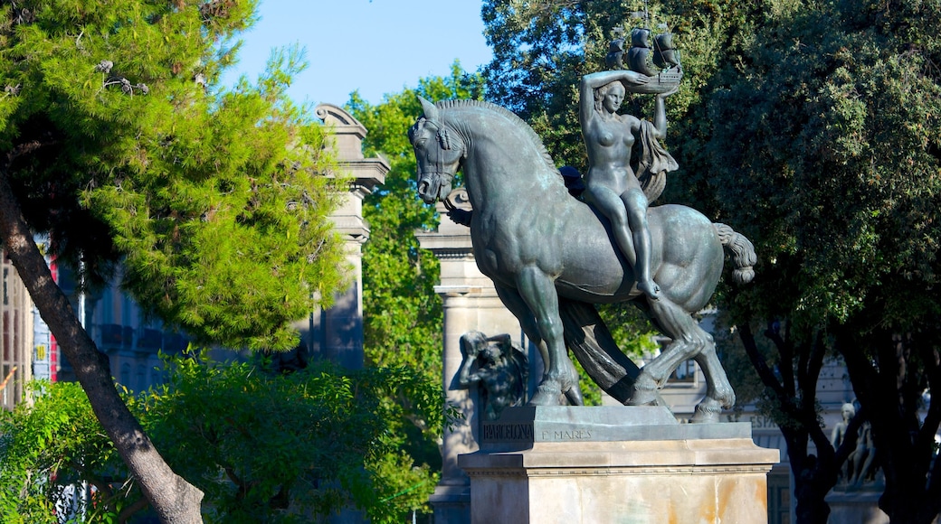 Plaça de Catalunya mit einem Monument, Statue oder Skulptur und Garten