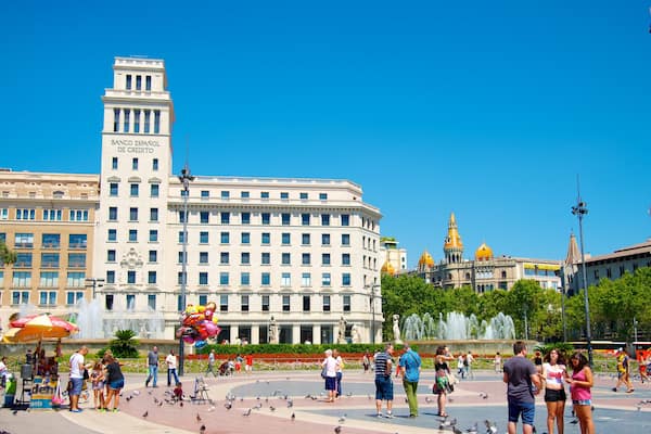Plaça de Catalunya welches beinhaltet Platz oder Plaza, historische Architektur und Stadt
