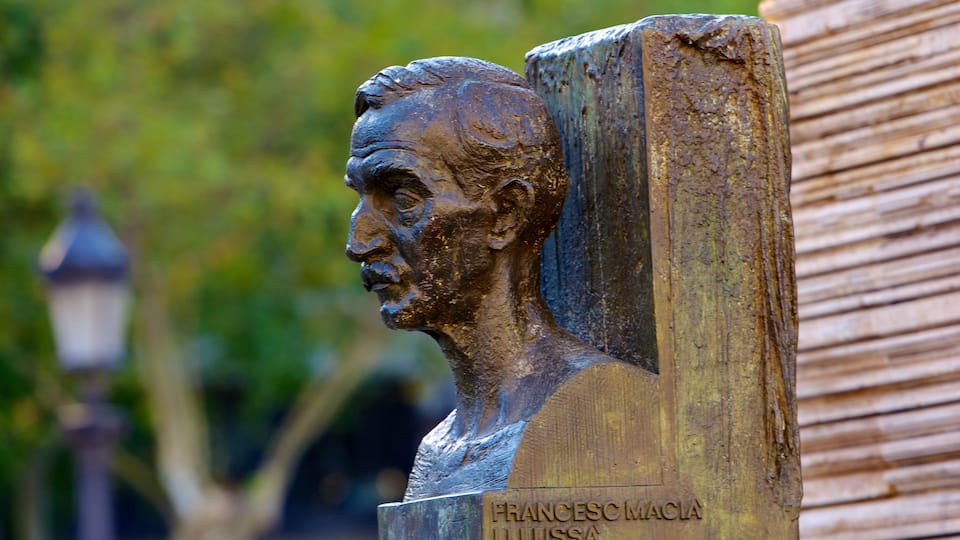 Placa de Catalunya showing a statue or sculpture and outdoor art