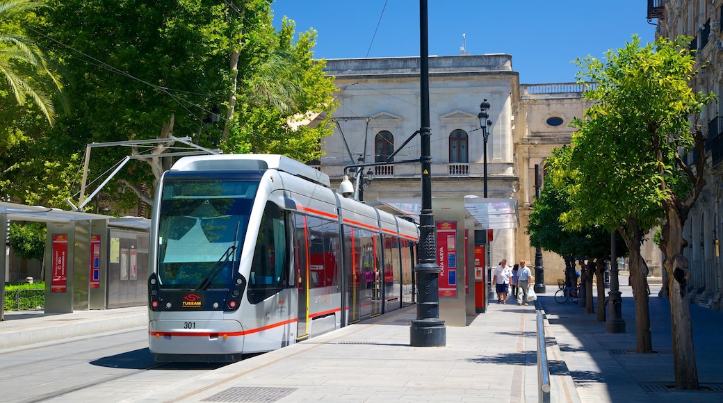 Plaza Nueva mostrando elementos ferroviarios y una ciudad