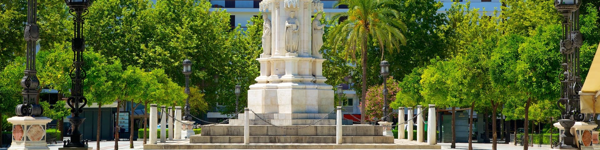 Plaza Nueva que incluye un parque o plaza, un monumento y una estatua o escultura