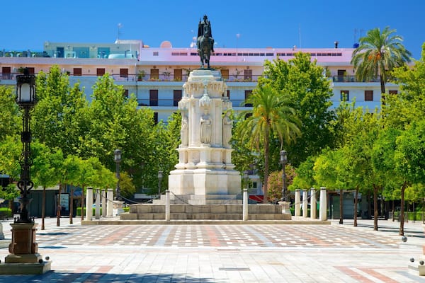 Plaza Nueva das einen Statue oder Skulptur, Monument und Platz oder Plaza