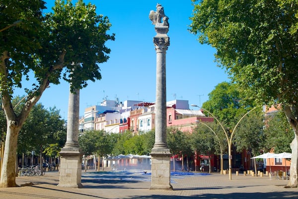 Alameda de Hércules welches beinhaltet Stadt, Statue oder Skulptur und Platz oder Plaza