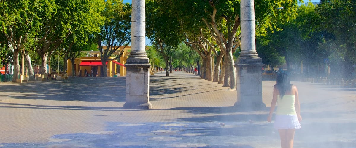 Plaza de la Alameda toont een plein en kunst in de open lucht en ook een vrouw