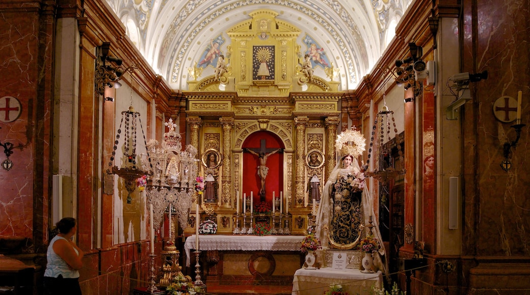 Basilica della Macarena che include chiesa o cattedrale, vista interna e elementi religiosi