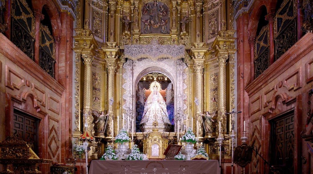 Basílica de la Macarena que incluye vistas interiores, una iglesia o catedral y elementos religiosos