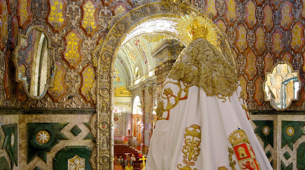 Basilique de la Macarena qui includes église ou cathédrale, vues intérieures et éléments religieux