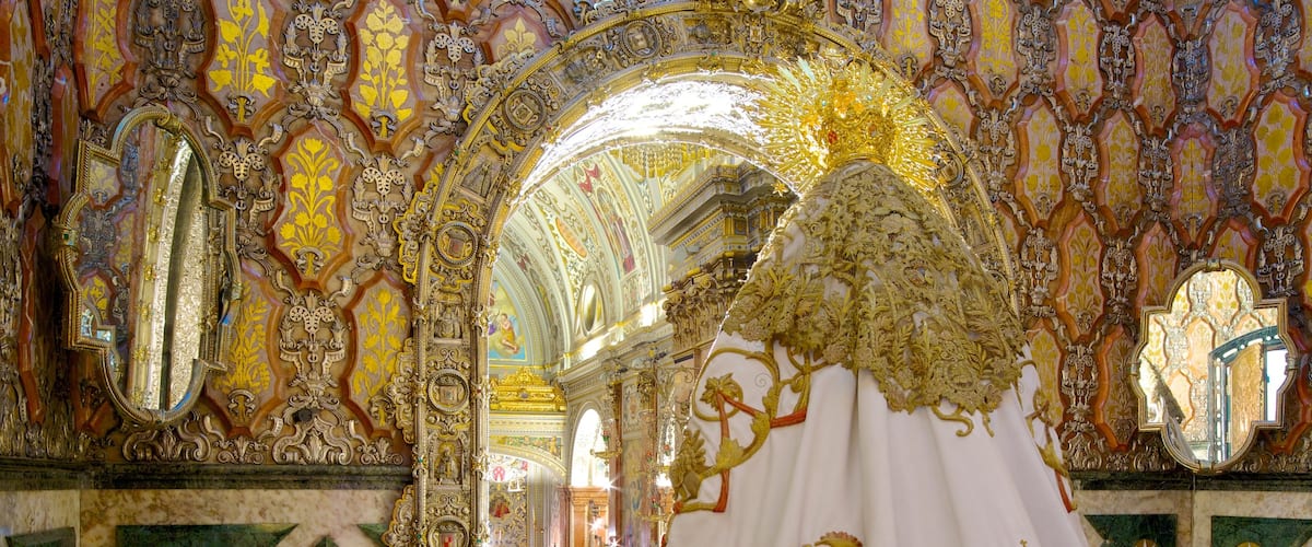 Basílica de la Macarena mostrando vistas de interior, una iglesia o catedral y aspectos religiosos