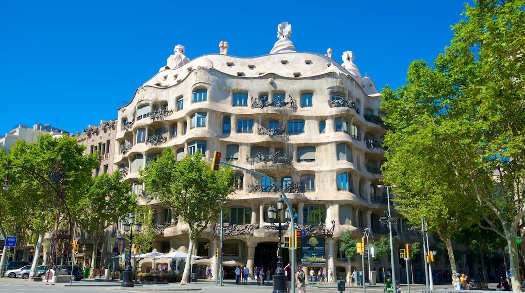 米拉之家 呈现出 現代建築, 街道景色 和 城市