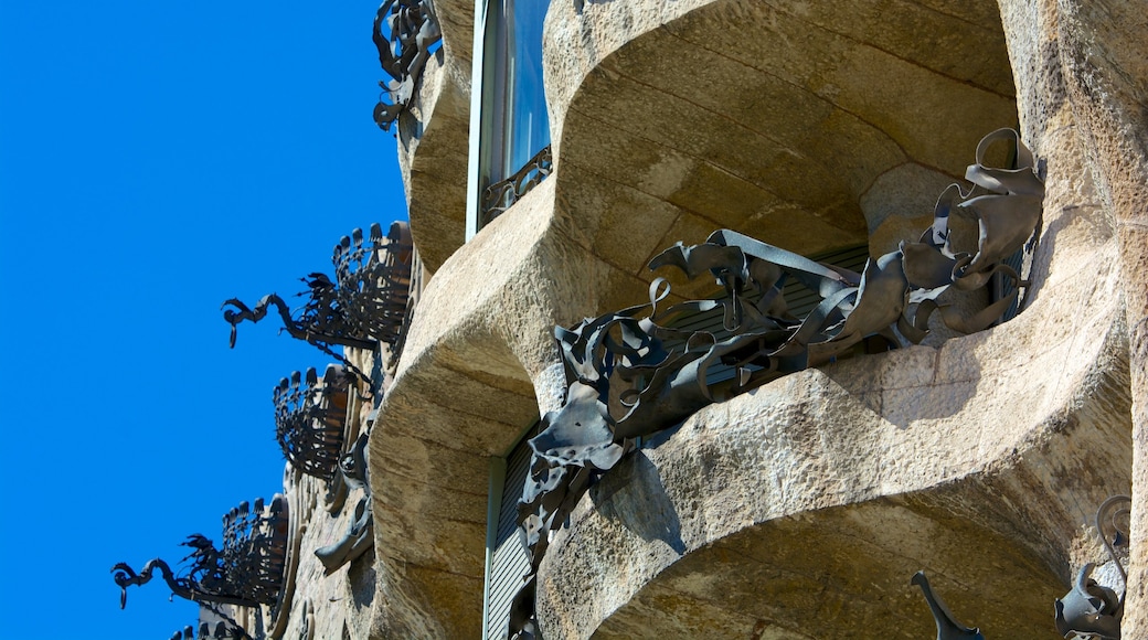 Casa Milà que incluye arquitectura patrimonial