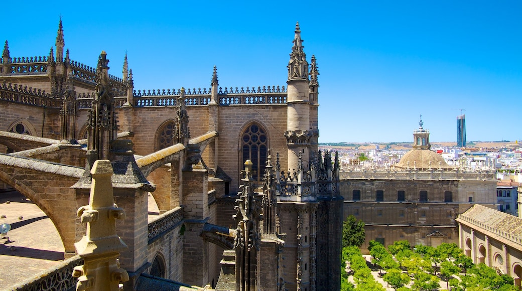Giralda featuring a castle and heritage architecture