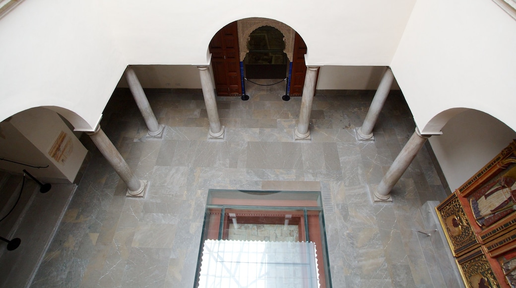 Andalucía mostrando un castillo y vistas de interior