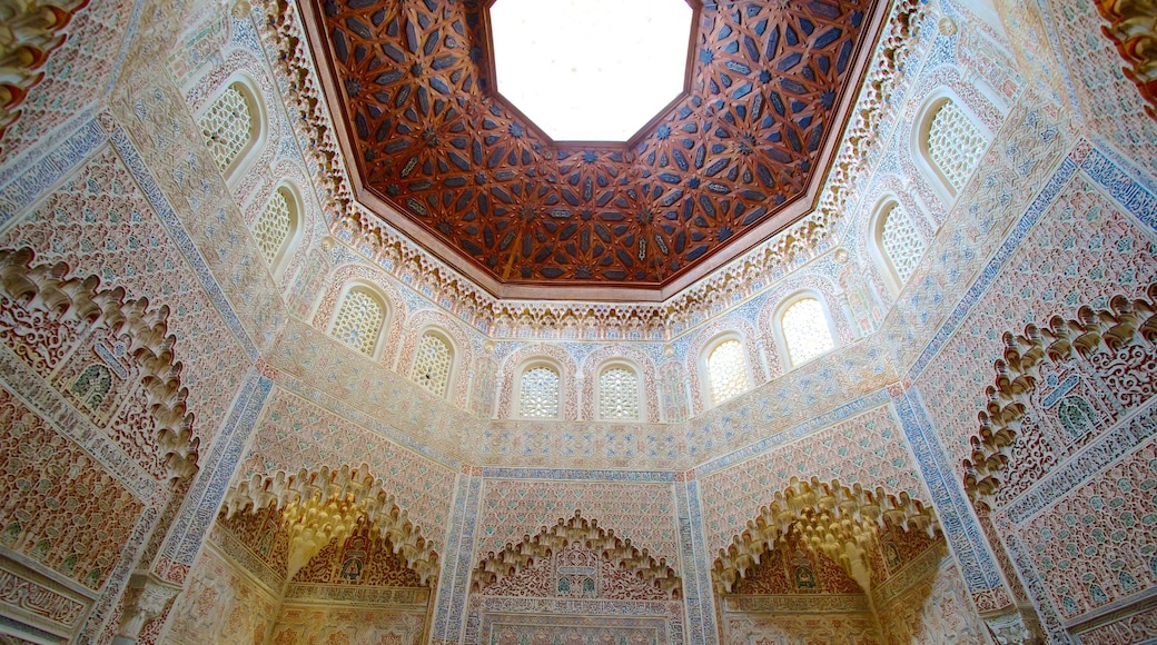 Andalucía ofreciendo arquitectura patrimonial, vistas de interior y un castillo