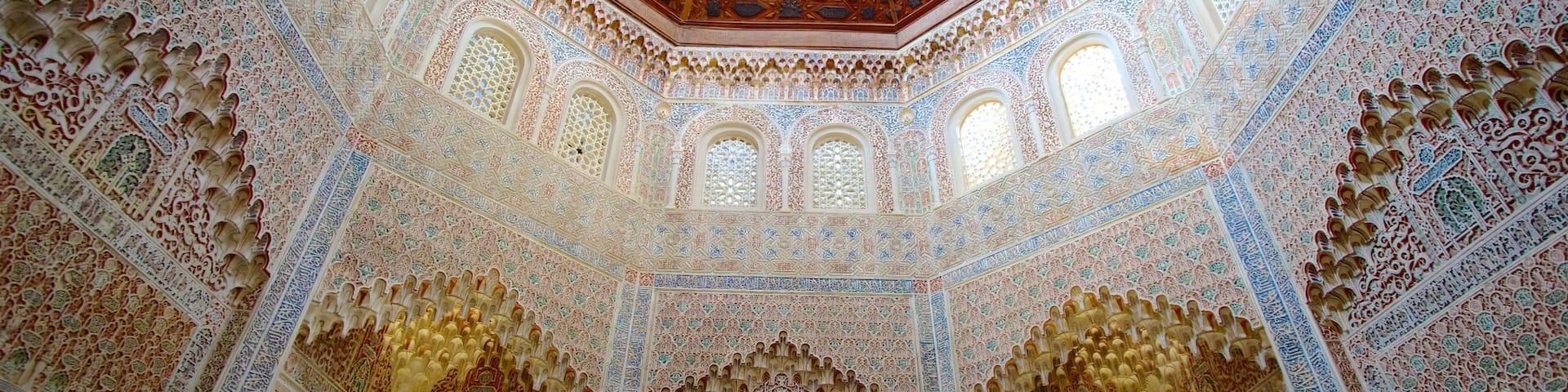 Granada which includes heritage architecture, art and interior views