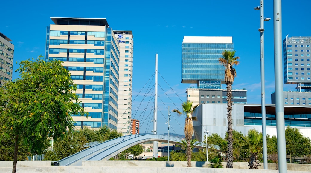 Barcelona inclusief hoogbouw, een brug en een stad