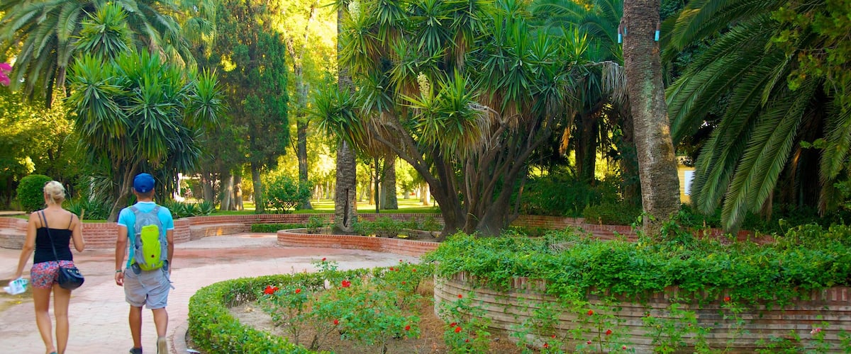 Parque de María Luisa caracterizando um jardim assim como um casal