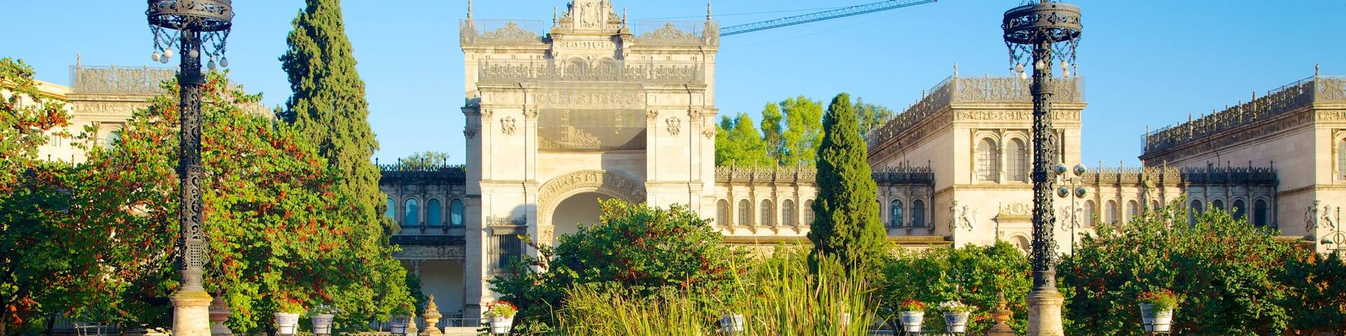 Maria Luisa Park which includes heritage architecture and a pond