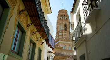 Poble Espanyol som visar historisk arkitektur, en stad och en kyrka eller katedral