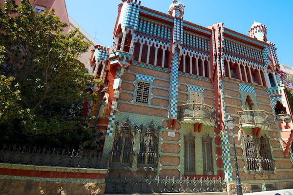 Casa Vicens which includes heritage architecture, a house and a city