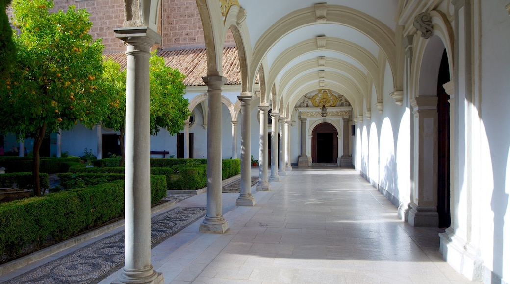 Monasterio de la Cartuja que incluye vistas de interior y una iglesia o catedral