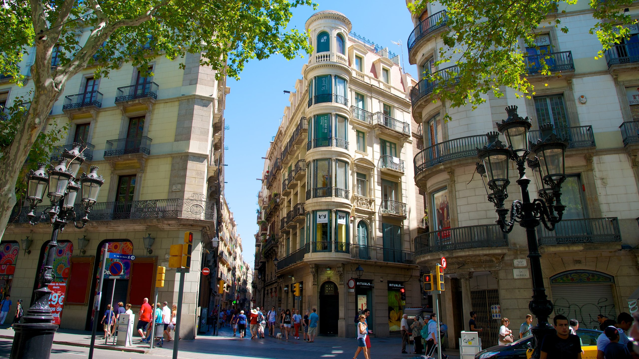 Las Ramblas som visar gatuliv, en stad och historisk arkitektur